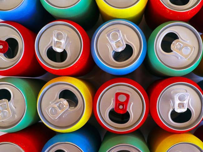  2. Nước ngọt Hàm lượng đường hóa học trong nước ngọt gây hại cho sự hình thành collagen, phá hủy các mô liên kết giúp giữ làn da khỏe mạnh.