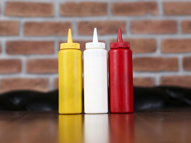  12. Gia vị Các gia vị như nước tương, sốt cà chua, nước sốt thịt nướng là nguồn tiềm ẩn của đường hóa học và nhiều chất có hại cho làn da.