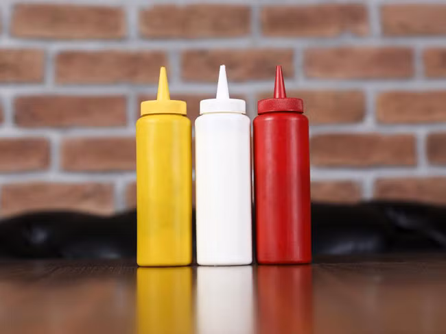  12. Gia vị Các gia vị như nước tương, sốt cà chua, nước sốt thịt nướng là nguồn tiềm ẩn của đường hóa học và nhiều chất có hại cho làn da.