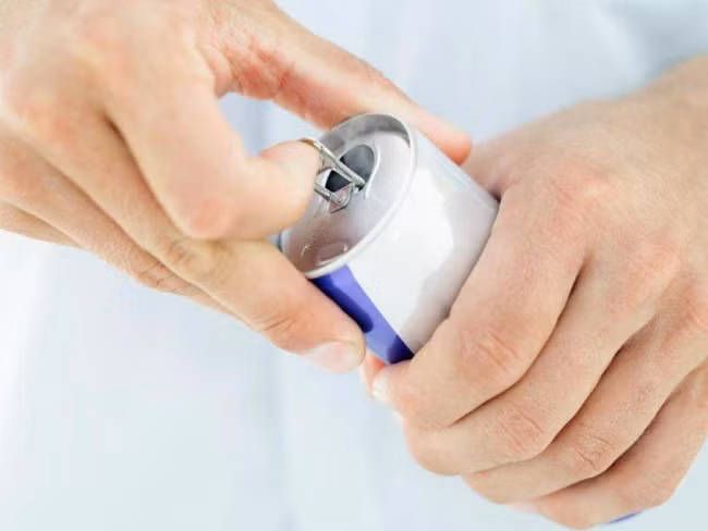  15. Nước tăng lực Nước tăng lực chưa bao giờ có lợi cho da. Mặc dù loại thức uống này giúp tăng cường năng lượng nhưng chỉ có tác dụng tức thời và được coi như một loại chất kích thích như cà phê.