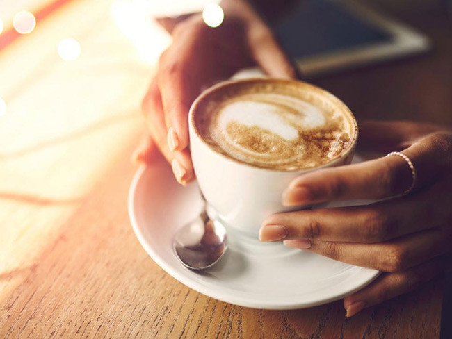  8. Cà phê Chất caffeine làm mất nước, làm nếp nhăn xuất hiện nhiều hơn. Hơn nữa, nó còn làm ta mất ngủ khiến da bị xấu đi, quầng thâm mắt xuất hiện, da xỉn màu.