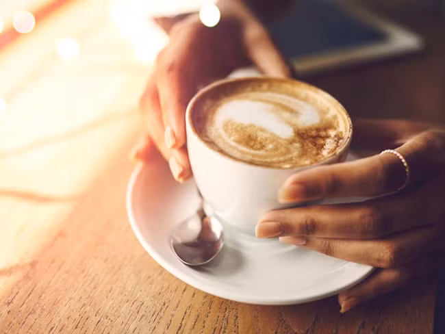  8. Cà phê Chất caffeine làm mất nước, làm nếp nhăn xuất hiện nhiều hơn. Hơn nữa, nó còn làm ta mất ngủ khiến da bị xấu đi, quầng thâm mắt xuất hiện, da xỉn màu.