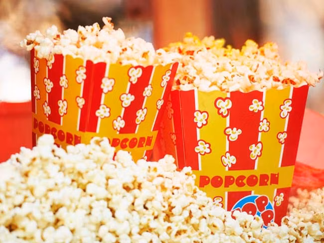  9. Bắp rang bơ Một hộp bắp rang bơ khi đi xem phim ở rạp sẽ nạp vào cơ thể hơn 1000 calo.