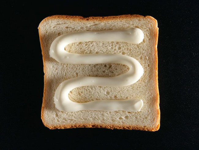  14. Mayonnaise Thực phẩm chứa nhiều dầu giàu omega-6 (như đậu nành, ngô và rumler) được tìm thấy trong mayonaise và một số nước trộn salad có thể kích thích quá trình viêm, làm cho da ít sáng hơn. Tuy nhiên, nếu kết hợp ăn với cá hồi hay cá ngừ thì lại mang lại hiệu quả tốt cho da.