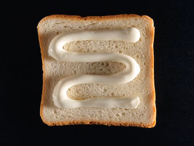  14. Mayonnaise Thực phẩm chứa nhiều dầu giàu omega-6 (như đậu nành, ngô và rumler) được tìm thấy trong mayonaise và một số nước trộn salad có thể kích thích quá trình viêm, làm cho da ít sáng hơn. Tuy nhiên, nếu kết hợp ăn với cá hồi hay cá ngừ thì lại mang lại hiệu quả tốt cho da.