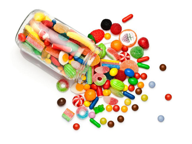  6. Kẹo ngọt Ăn quá nhiều kẹo không những làm cho vòng eo của bạn tăng lên nhanh chóng mà còn làm cho da dễ bị viêm nhiễm hơn.