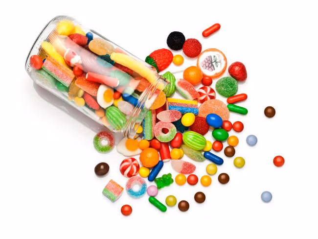  6. Kẹo ngọt Ăn quá nhiều kẹo không những làm cho vòng eo của bạn tăng lên nhanh chóng mà còn làm cho da dễ bị viêm nhiễm hơn.