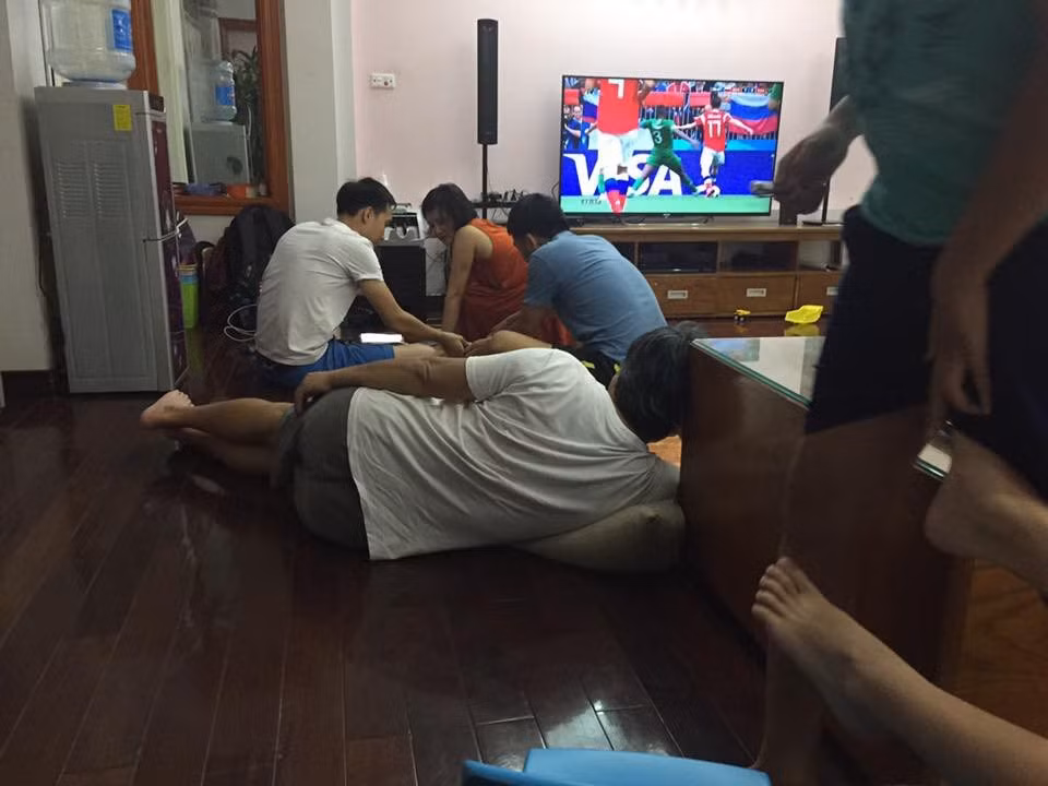 Trông thì có vẻ như ông là người theo dõi trận đấu chăm chú nhất.