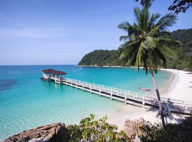  3. Perhentian, Terengganu Đây là một trong những bãi biển đẹp nhất Malaysia, phía xung quanh được bao phủ bởi các đảo san hô nhỏ, xa xa là khu vực dân cư nhưng vẫn còn thưa thớt. Các hoạt động giải trí, vui chơi ngoài trời hay đơn giản chỉ cần ngâm mình trong làn nước trong xanh, lặn một vòng cũng đủ khiến du khách mê mệt. Du khách đến thăm nên tránh thời gian từ giữa tháng 3 hoặc tháng 10.