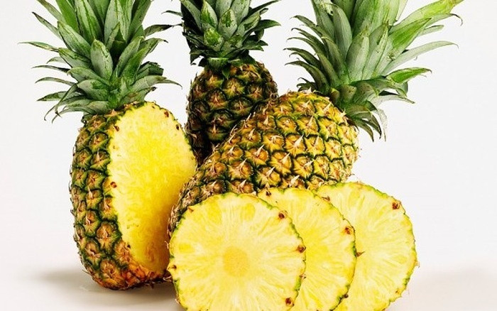  Dứa Dứa đứng đầu danh sách những loại trái cây bà bầu không nên ăn, đặc biệt là trong giai đoạn 3 tháng đầu. Trong quả dứa có chứa chất bromelain có khả năng làm mềm tử cung, đồng thời gây các cơn co thắt tử cung khiến mẹ bầu dễ bị sảy thai. Một số chị em ăn nhiều dứa hoặc uống nước ép dứa khi mang thai bị tiêu chảy hoặc dị ứng do rát lưỡi. 