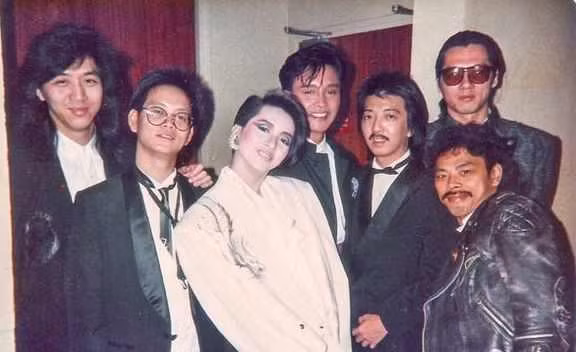 Đan Lập Văn bên các nhân vật đại thụ trong làng nhạc Hong Kong.