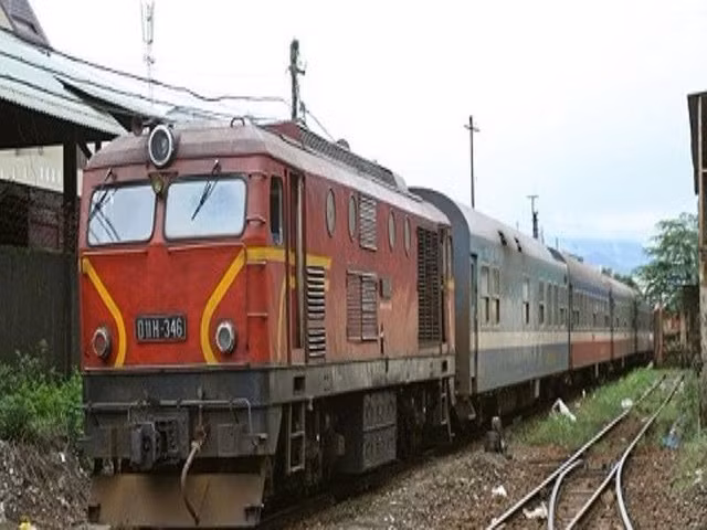 Lãnh đạo đường sắt vướng "lùm xùm" vụ mua toa tàu Trung Quốc về 'ghế cũ'.