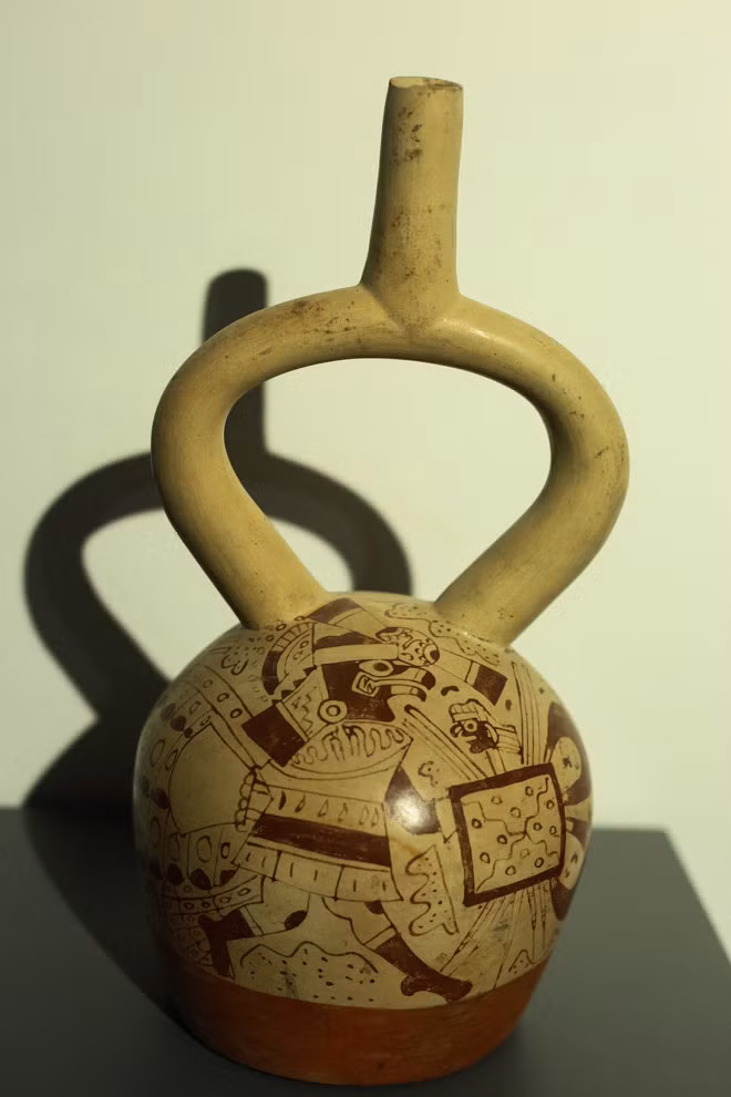 Bình gốm có vòi hình bàn đạp yên ngựa có niên đại từ thế kỷ 1 TCN đến thế kỷ 7 SCN của nền văn hoá Mochica, được tìm thấy tại khu vực bờ Thái Binh Dương ở Bắc Peru ngày nay.