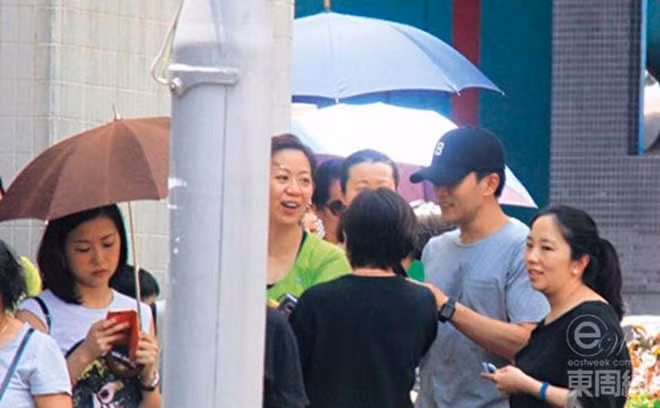 Hình ảnh Lưu Khải Uy đội mưa đón con, thân thiện trò chuyện cùng các phụ huynh khác nhận được nhiều sự khen ngợi của cư dân mạng.