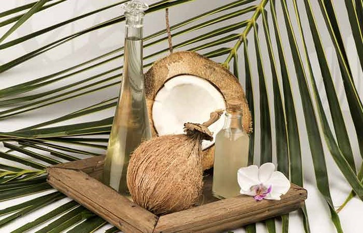 Dầu dừa được tạo thành từ các axit béo chuỗi trung bình có độ ẩm cao và chống viêm. Nó giúp giữ cho đôi mắt của bạn được khoẻ mạnh và giảm viêm.