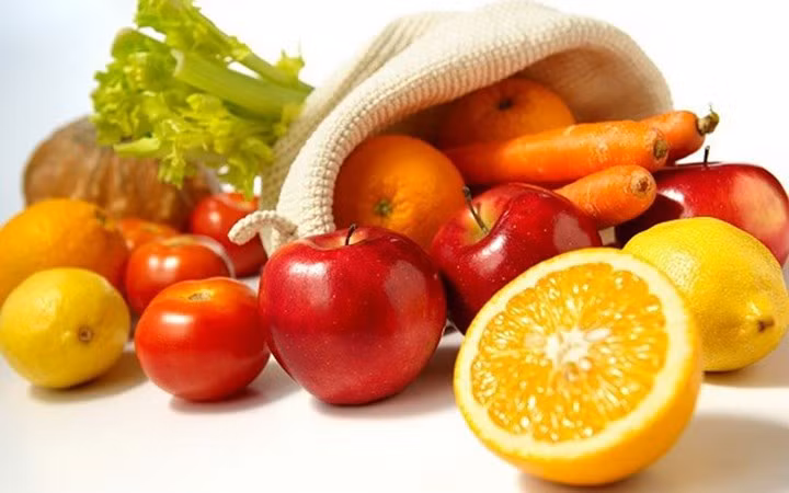 Trái cây và rau quả: Vitamin C là một trong những chất dinh dưỡng quan trọng chịu trách nhiệm xây dựng collagen và mô liên kết. Collagen là một thành phần chính của sụn xương và khớp. Hãy thử kết hợp các loại trái cây họ cam quýt, ớt xanh, dâu tây, cà chua, củ cải xanh, bông cải xanh, khoai lang trắng... vào chế độ ăn uống để thu được kết quả tốt nhất.