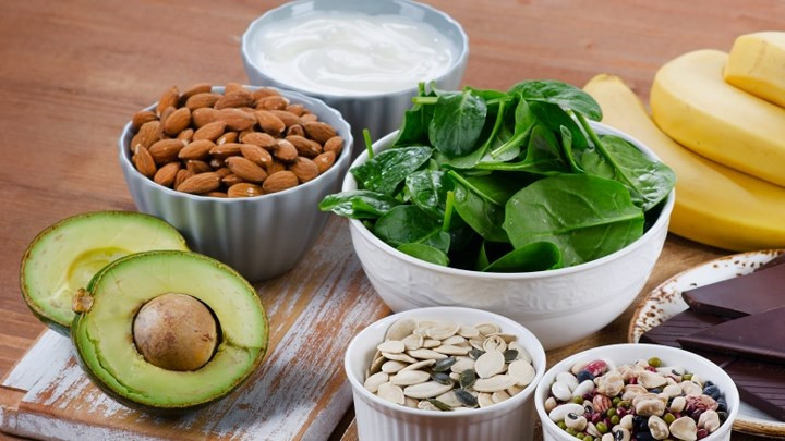 Magiê: Magiê là một khoáng chất mà chúng ta có thể hấp thu từ thực phẩm, chất bổ sung hoặc thậm chí một số loại thuốc. Cơ thể chúng ta cần một lượng magiê đủ để giữ cho cơ bắp và dây thần kinh hoạt động. Magiê cũng giúp kiểm soát lượng đường trong máu và huyết áp. Một số loại thực phẩm giàu magiê bao gồm rau lá xanh, quả hạch, hạt và ngũ cốc nguyên hạt.