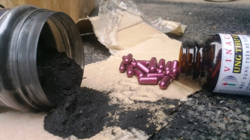 Được quảng bá sản phẩm Vinaca Ung thư CO3.2 hỗ trợ điều trị ung thư, nhưng bên trong các viên nang chỉ toàn than tre. Ảnh minh họa.