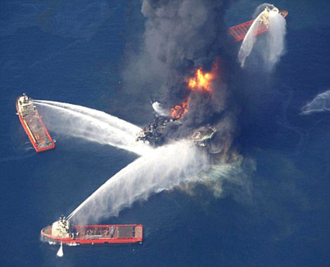 4 tàu chữa cháy phun nước dập lửa trên giàn khoan Piper Alpha.