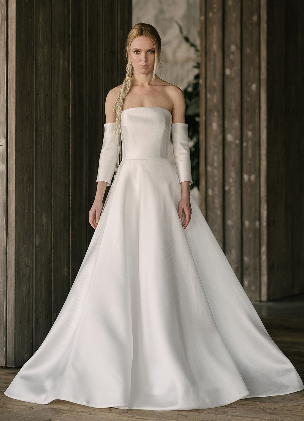 Bên cạnh ren và voan thì lụa bóng cũng là chất liệu thường dùng cho những đám cưới mang màu sắc cổ điển. Chiếc đầm cúp ngực cơ bản nhất cũng có thể trở nên phá cách và sáng tạo hơn bởi phần ống tay lửng hai bên.