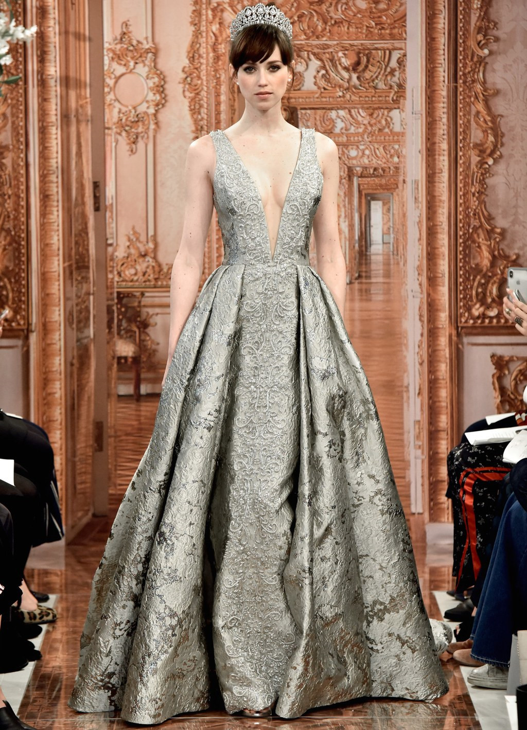 Không chỉ được dùng để trang trí và điểm xuyến trên những bộ váy trắng, màu bạc và họa tiết ánh bạc hứa hẹn sẽ là màu sắc chủ đạo và thịnh hành trong mùa thời trang cưới 2018-2019. Những kiểu váy cưới đơn giản cũng sẽ trở nên nổi bật hơn với chất ánh kim bạc sang trọng.