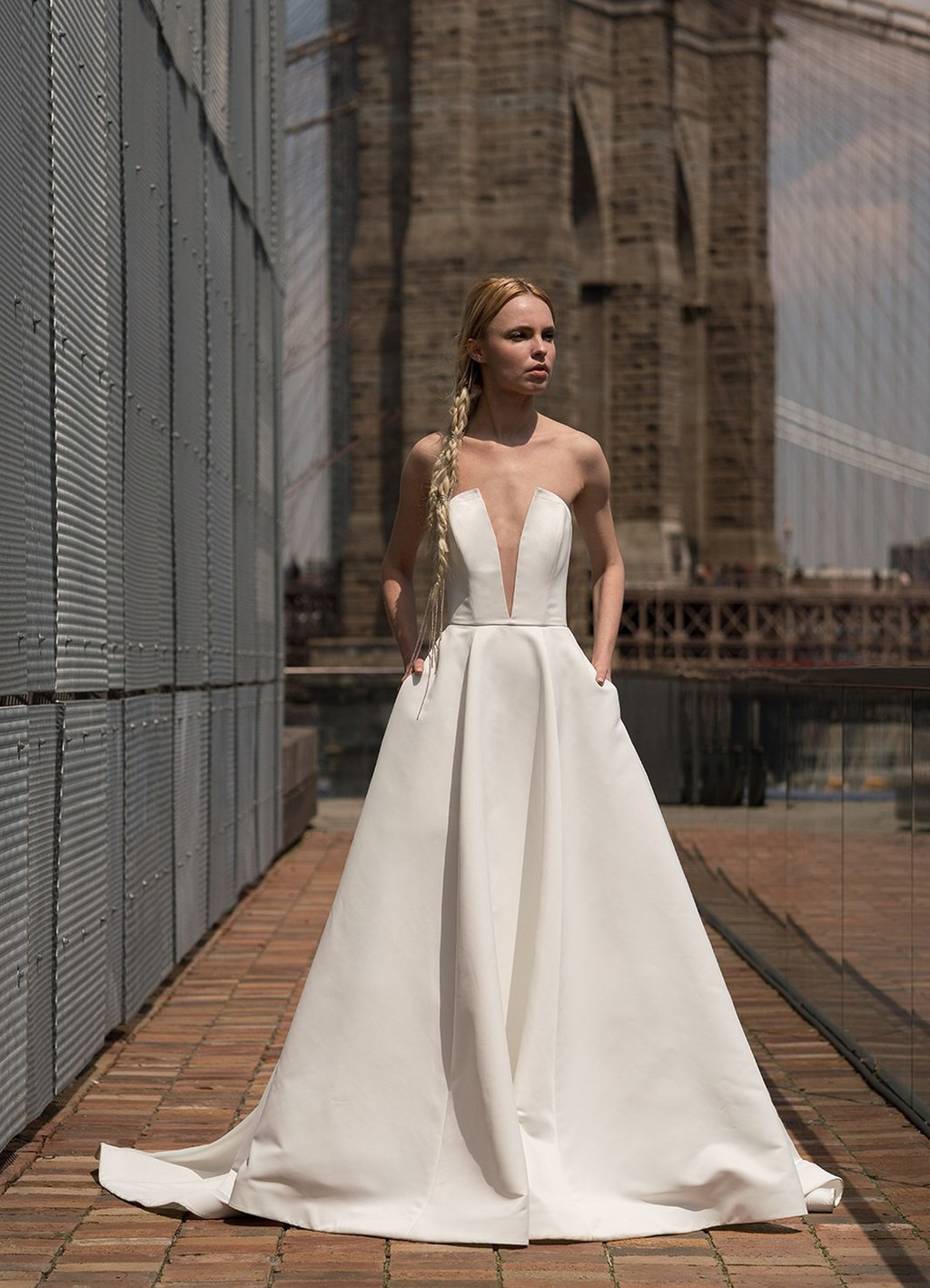 Thiết kế đơn giản mang màu sắc hiện đại có thể giúp cô dâu ghi điểm trong ngày cưới bằng một hình ảnh khác biệt. Với những đường cắt xẻ góc cạnh, táo bạo, người mặc trở nên mạnh mẽ và quyền lực hơn.