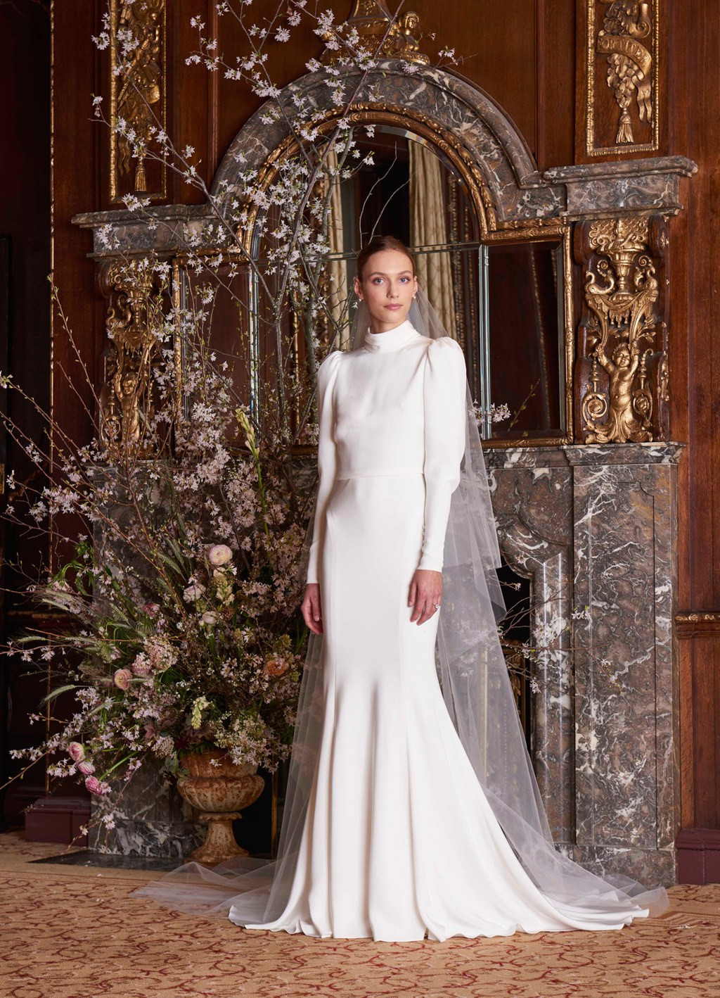 Kiểu váy cưới cổ điển tay dài cổ lọ thích hợp cho những cô dâu quý tộc hoặc yêu chuộng phong cách thanh lịch, kín đáo và trang trọng.