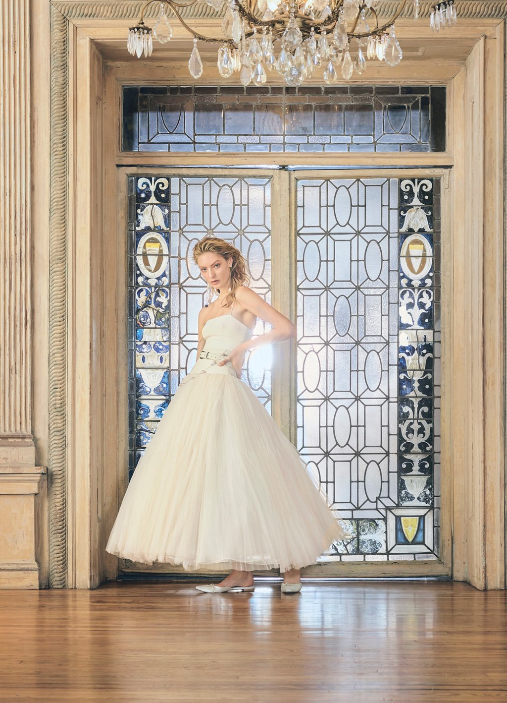 Kiểu đầm cúp ngực dáng ngắn như thế này rất phù hợp cho những cô dâu sở hữu chiều cao khiêm tốn hoặc thân hình kém thon gọn. Hơn nữa, chiếc thắt lưng được buộc hờ hững sẽ giúp bộ váy trở nên cá tính hơn.