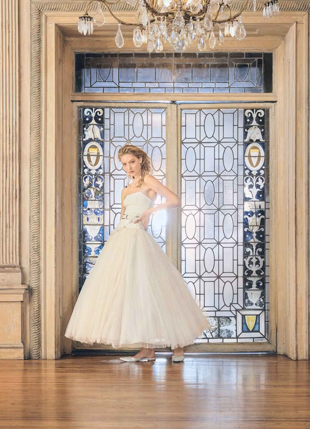 Kiểu đầm cúp ngực dáng ngắn như thế này rất phù hợp cho những cô dâu sở hữu chiều cao khiêm tốn hoặc thân hình kém thon gọn. Hơn nữa, chiếc thắt lưng được buộc hờ hững sẽ giúp bộ váy trở nên cá tính hơn.