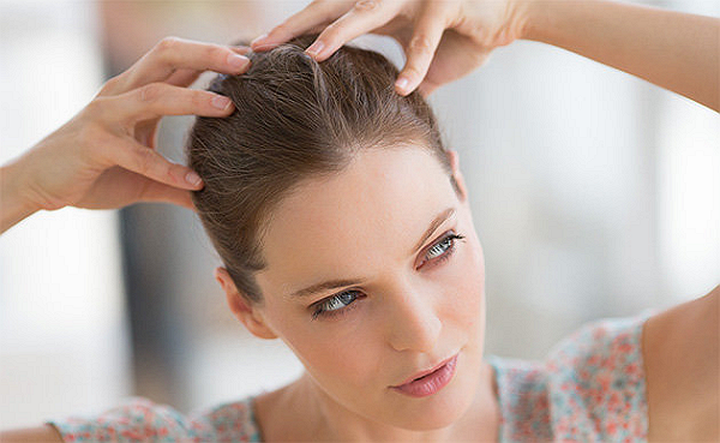 Cải thiện lưu thông máu: Lưu lượng máu tốt và lưu thông rất quan trọng nếu bạn muốn ngăn ngừa tóc bạc. Để lưu thông máu tốt hơn, bạn cần tập thể dục ít nhất là nửa giờ mỗi ngày. Ngoài ra, tạo một thói quen xoa bóp da đầu mỗi ngày trong 5 - 10 phút.