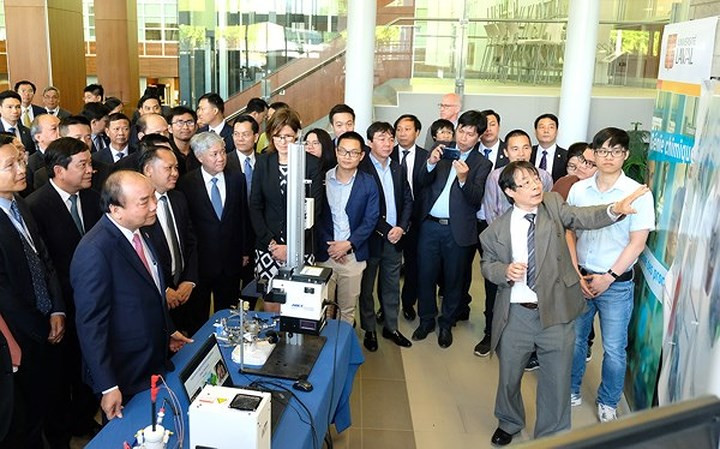 Tại đây, Thủ tướng Nguyễn Xuân Phúc và Đoàn Cấp cao Việt Nam cùng chứng kiến buổi trình diễn công nghệ với chủ đề “Công nghệ thông minh cho tương lai” do Đại học Laval phối hợp với Bộ Khoa học Công nghệ Việt Nam và Chính phủ Bang Québec tổ chức.