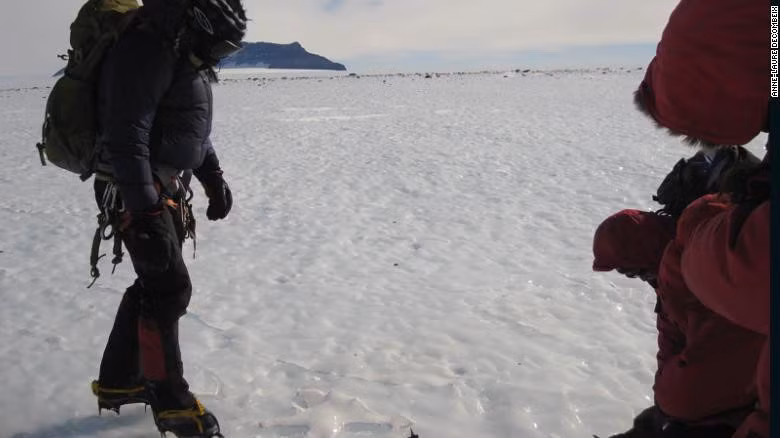 Gulbranson và các cộng sự "cố thủ" trong những bộ đồ leo núi to lớn, chân được buộc chặt trong những đôi giày đi tuyết có gắn đinh ở đế. Họ cẩn trọng dò tìm những vết nứt trên băng để đề phòng những cú sụp hố chết người. "Mọi chuyện rõ ràng từ đầu rằng con người không nên có mặt ở đây", Gulbranson nói với CNN. "Nó cũng như anh lên Mặt Trăng hoặc xuống đáy biển vậy". Ảnh: CNN.
