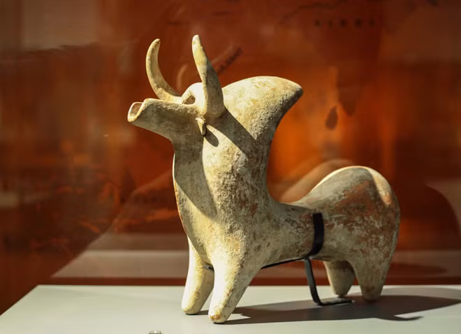 Chiếc bình mang hình bò tót làm bằng đất nung của nền văn hóa Amlash - thuộc lãnh thổ Iran ngày nay (thế kỷ 8-9 TCN).