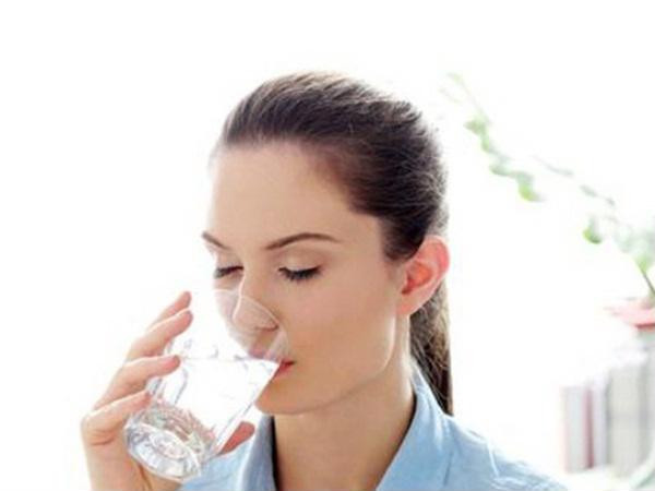 Uống một cốc nước ấm trước bữa sáng cho cơ thể khỏe mạnh - Ảnh:Internet.