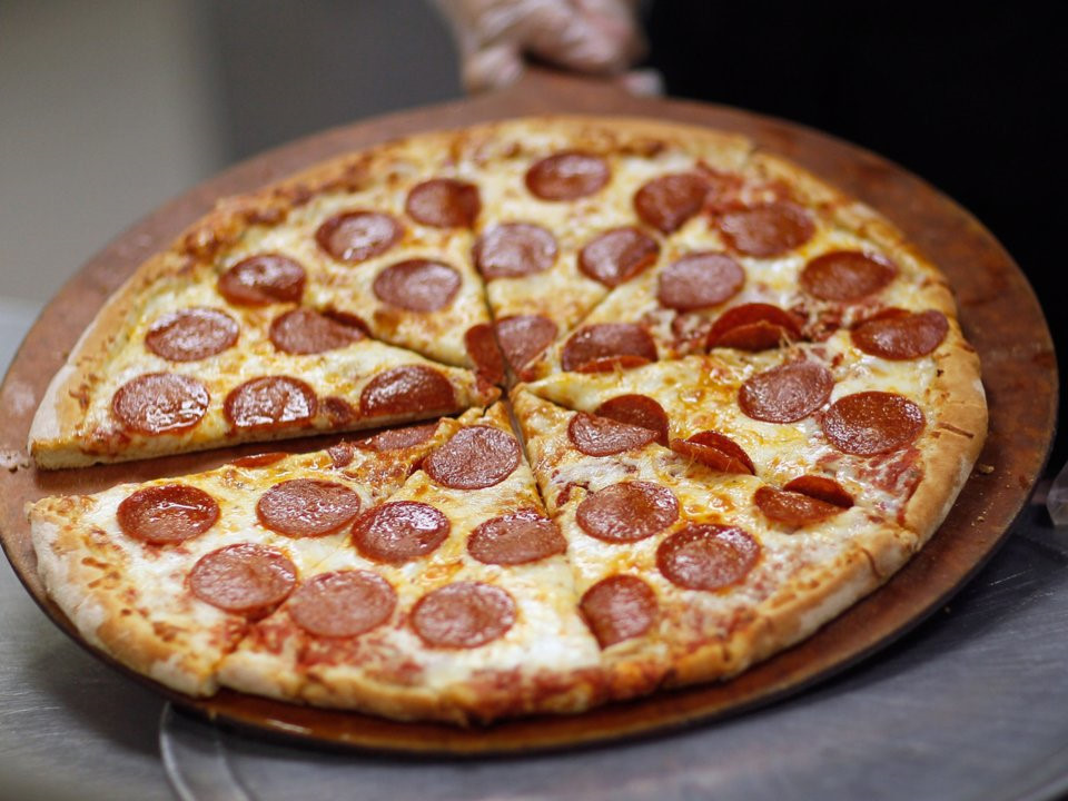 Tránh thực phẩm nhiều carb: Carb thường được cơ thể đốt cháy nhanh và khiến bạn cảm thấy thiếu năng lượng. Thay vì ăn pizza, mì xào..., bạn nên chọn các loại thực phẩm giàu protein và chất béo tốt cho các bữa ăn. Chúng sẽ giúp bạn no lâu hơn. Ảnh: Insider. 