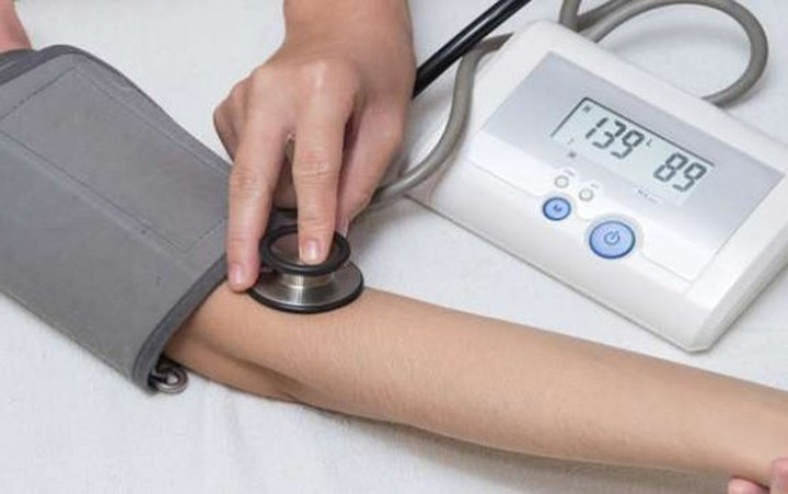 Làm giảm huyết áp cấp: Mật ong có thể làm giảm mức huyết áp đáng kể, đôi khi có thể trở nên xấu cho sức khỏe. Mật ong bao gồm các oligosaccharides, là một loại carbohydrate với các đặc tính chống oxy hóa, có thể làm giảm mức huyết áp cao ở mức độ lớn. Đôi khi, mức huyết áp thậm chí còn thấp hơn mức trung bình, gây ra một số vấn đề về sức khỏe.