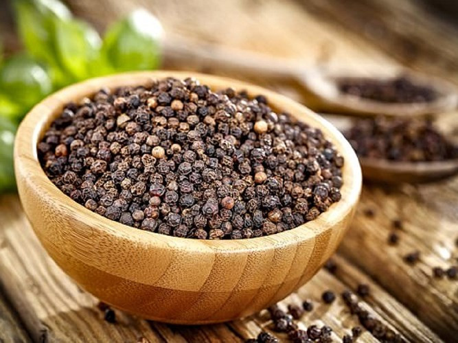 Tiêu đen: Ruồi không thích mùi nồng của hạt tiêu đen. Vì vậy, trộn lòng đỏ trứng với đường, một muỗng canh hạt tiêu đen trong một món ăn. Đặt món ăn này ở những nơi bạn muốn đuổi ruồi, lưu ý khi hỗn hợp thức ăn này khô, bạn phải làm mồi khác thay thế.