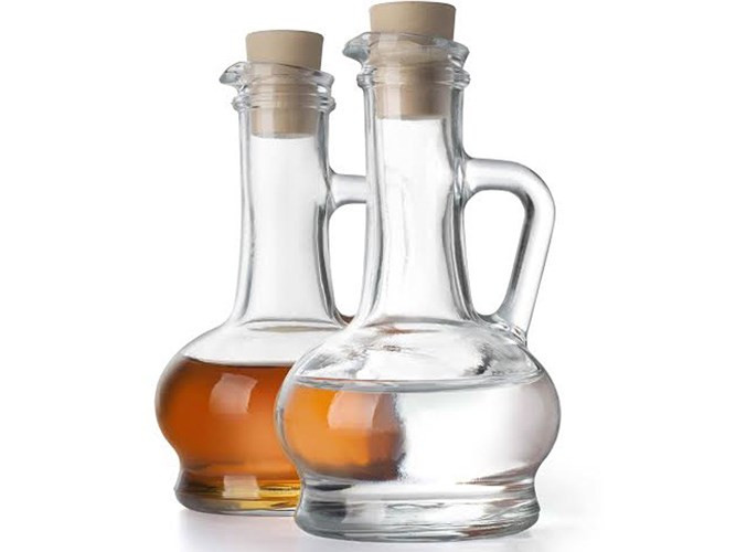 Giấm: Trộn vài giọt xà phòng cùng với quế vào một chai giấm và lắc đều. Dung dịch giấm và quế sẽ xua đuổi ruồi, xà phòng khiến ruồi không thể bám vào các vật dụng.