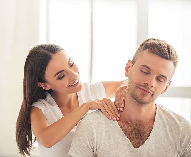  8. Massage cho nhau: Tổ chức giấc ngủ quốc gia của Mỹ NSF cho biết massage nhẹ nhàng và thư giãn trước khi ngủ sẽ cải thiện chất lượng giấc ngủ, giảm lo lắng và giúp các cặp đôi gần nhau hơn.