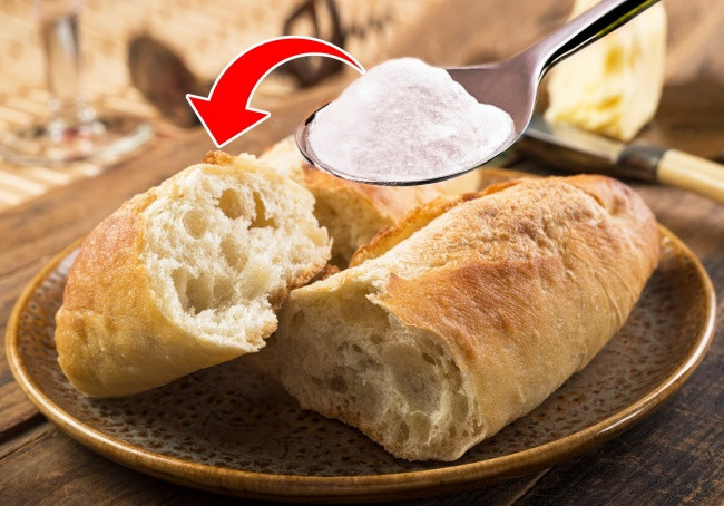 Bánh mì sử dụng bột nở gây đau đầu. Kali bromate là một loại bột nở. Với sự giúp đỡ của loại bột nở này sẽ giúp chiếc bánh mì luôn mềm, dai trong một thời gian dài khi ra khỏi lò nướng. Tuy nhiên theo nhiều nghiên cứu, chất kali bromat có thể gây đau đầu, phát ban da và các vấn đề về tiêu hóa. Thật không may, nó được tìm thấy trong hầu hết các loại bánh mì thương mại. Do đó, loại bột nở này đã bị cấm ở Canada, Trung Quốc và EU. Cá hồi nuôi