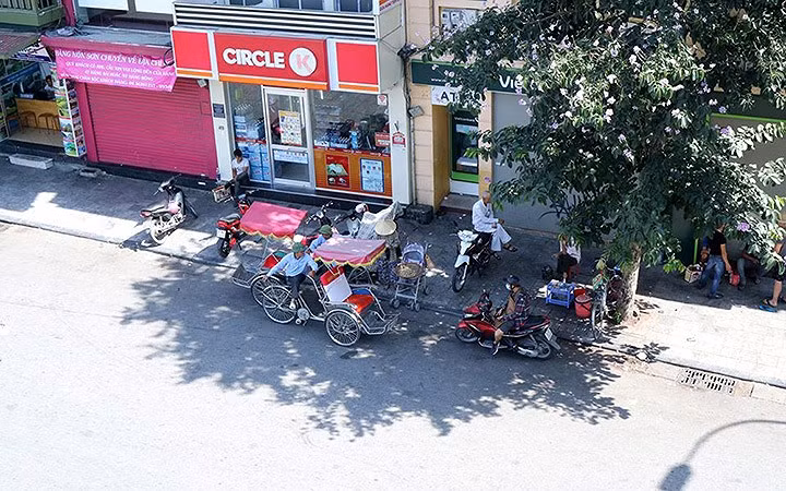 Tránh ra ngoài trời vào những giờ nắng nhất (thường từ 12 giờ trưa đến khoảng 3 giờ chiều). Nếu phải đi ra ngoài khi trời nắng, hãy tìm những nới râm mát để đi, hoặc có thể nghỉ giữa chừng ở nơi râm mát, hoặc bóng cây mát nào đó để điều hòa không khí. (Ảnh: Báo Dân sinh)