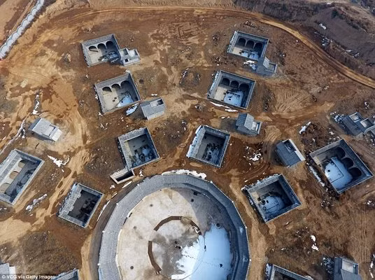 Dương Lạc Nhiên, một người sống ở ngôi làng bí ẩn nói rằng nhà của cô vẫn rất thoải mái từ xưa tới nay: “Vào mùa đông thì ấm còn mùa hè thì mát. Sống trong nhà dưới đất rất dễ chịu”. Mỗi ngôi nhà thường nằm sâu khoảng 6 mét dưới lòng đất.