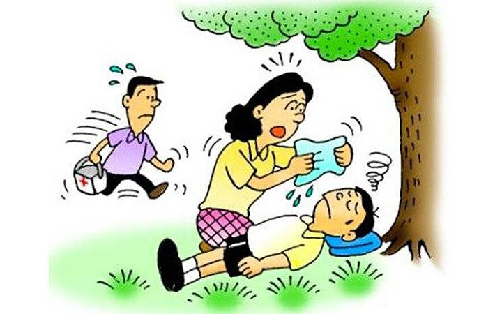 Nếu nạn nhân hôn mê không uống được nước hoặc nôn liên tục, sốt tăng liên tục, kèm các triệu chứng đau bụng, đau ngực, khó thở thì phải nhanh chóng chuyển nạn nhân đến cơ sở y tế gần nhất. Trong quá trình vận chuyển vẫn thường xuyên chườm mát cho nạn nhân.