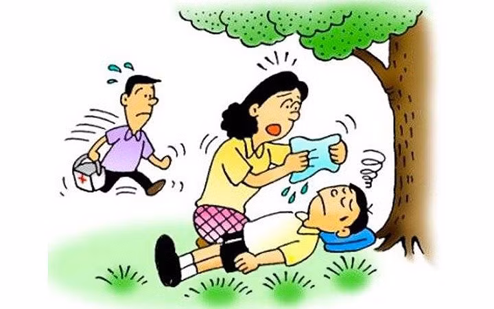 Nếu nạn nhân hôn mê không uống được nước hoặc nôn liên tục, sốt tăng liên tục, kèm các triệu chứng đau bụng, đau ngực, khó thở thì phải nhanh chóng chuyển nạn nhân đến cơ sở y tế gần nhất. Trong quá trình vận chuyển vẫn thường xuyên chườm mát cho nạn nhân.