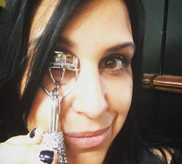  5. Làm nóng kẹp mi để uốn mi cong hơn Chẳng ai còn lạ lẫm gì với kẹp mi. Bờ mi cong giúp mắt trờ nên to và sâu hơn. Có một cách để kẹp mi dễ dàng và hiệu quả hơn đó là làm nóng kẹp mi. Cách làm: Làm nóng kẹp mi với máy sấy hoặc ngâm nó vào trong nước ấm. Sau đó để kẹp mi gần mí và nhấn kẹp, giữ trong vòng 5-7 giây.