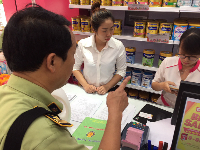 Ông Trần Hùng, Cục phó Cục QLTT phản ứng quyết liệt khi nhân viên cửa hàng không cho báo chí tác nghiệp.