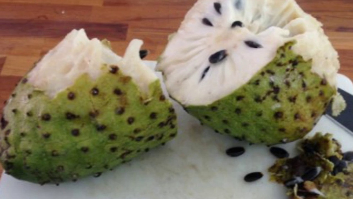  Mãng cầu gây nóng trong người Một ly sinh tố mãng cầu là lựa chọn yêu thích của nhiều chị em vì hương vị thơm ngon, chua ngọt của loại trái cây này. Nhưng mãng cầu lại rất nóng dễ khiến bà bầu bị nóng trong vì vậy người ta cũng khuyến cáo chị em bầu bí nên hạn chế ăn mãng cầu, tốt nhất là dưới 3 quả/tuần. 