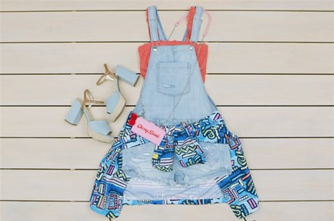  3. Phối với quần yếm Thay vì mix với áo sơ mi thông thường, tại sao bạn không thử phối cùng quần yếm jeans? Chiếc bralette mặc cùng quần yếm năng động sẽ giúp nàng trở nên vô cùng tinh nghịch. Bạn có thể thoải mái diện đi chơi, dạo phố cuối tuần. 