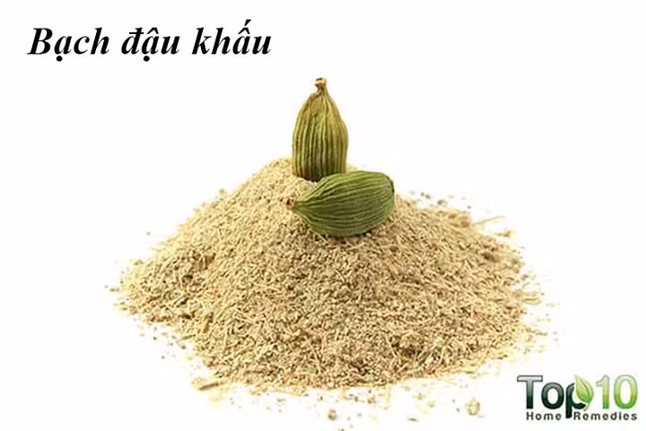 Bạch đậu khấu là một loại gia vị giúp kiểm soát huyết áp cao. Điều này rất có thể là do flavonoid trong bạch đậu khấu. Nó cũng có kali, một khoáng chất để ổn định nhịp tim của bạn và kiểm soát huyết áp. Một nghiên cứu năm 2009 được công bố trên Tạp chí Sinh hóa và Sinh vật học Ấn Độ cho thấy những người uống bạch đậu khấu hàng ngày trong vài tháng đã giảm đáng kể huyết áp của họ.