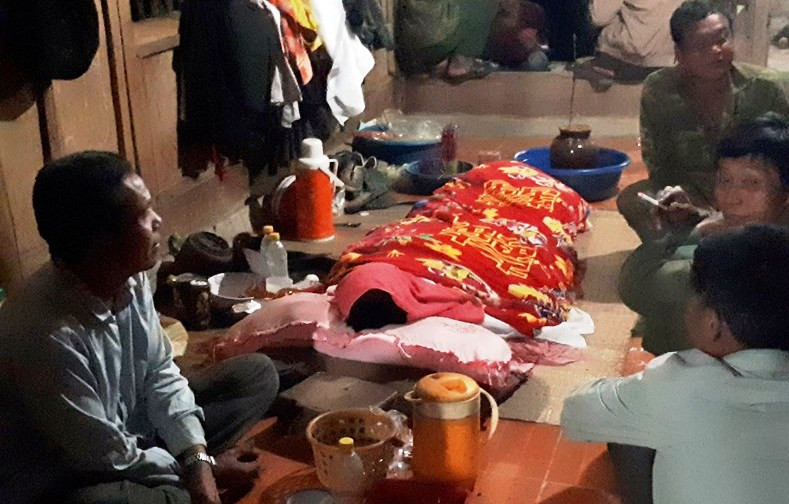 Một nạn nhân không qua khỏi được người nhà đưa về chuẩn bị mai táng theo phong tục địa phương.